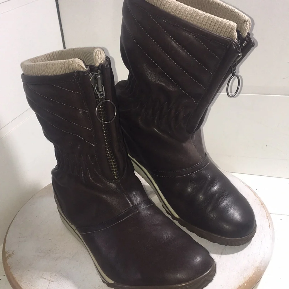 Sorel womens brown leather zip winter boots size 8.